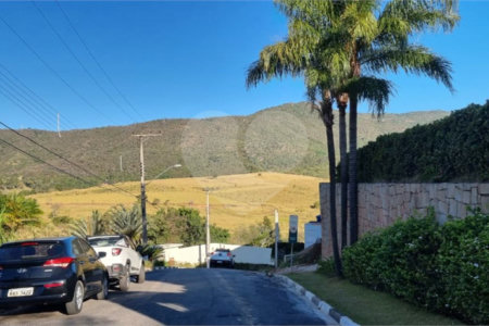Casa à venda com 4 suítes no condomínio Osato, Atibaia - SP
