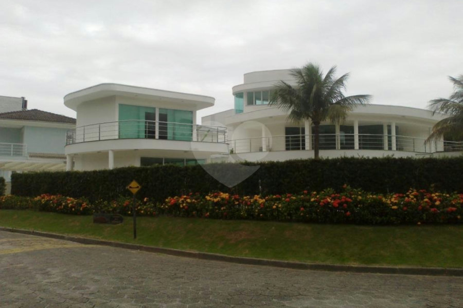 Sobrado à venda com 5 suítes em Enseada, Bertioga, SP