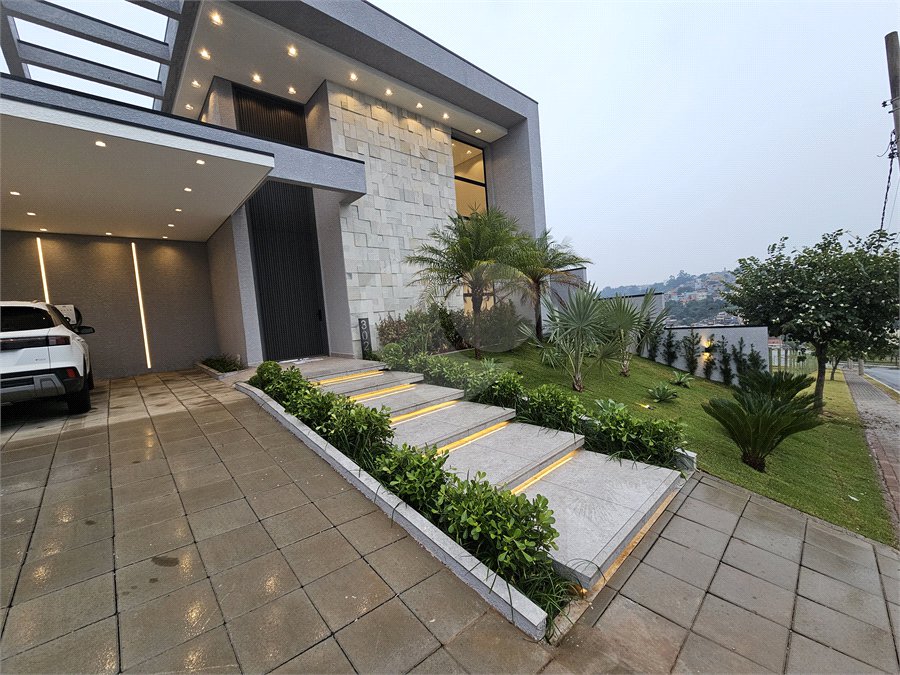 Casa à venda com 4 suítes no condomínio Villas do Jaguari, Santana de Parnaíba - SP