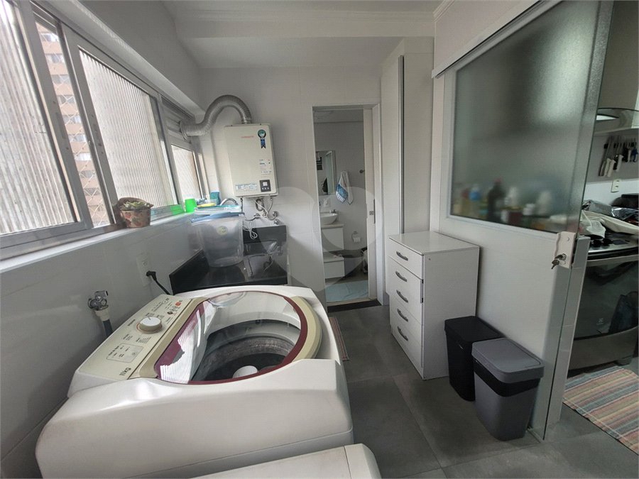 Apartamento de 03 dormitórios totalmente reformado com 02 vagas de Garagem escrituradas e livres.