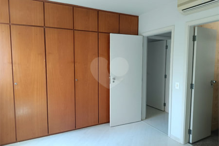 Apartamento à venda com 3 quartos, sendo 1 suíte, em Moema, São Paulo, SP