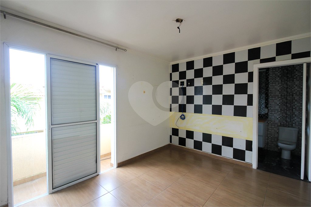 Casa à venda com 3 quartos, sendo 1 suíte, no condomínio Village St. Louis, São Paulo - SP