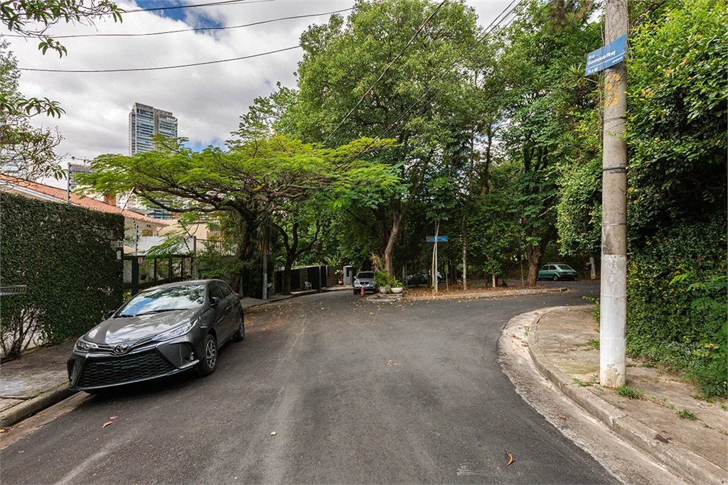 Sobrado à venda com 4 quartos, sendo 2 suítes,  em Vila Madalena, São Paulo, SP
