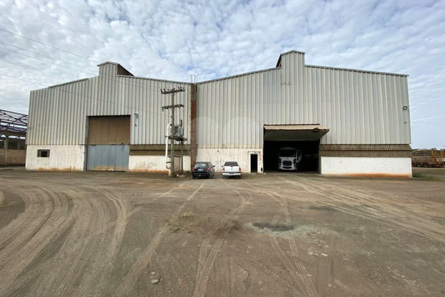 Galpão industrial à venda ou para locação na beira da Rodovia Hermínio Petrin - SP 308.