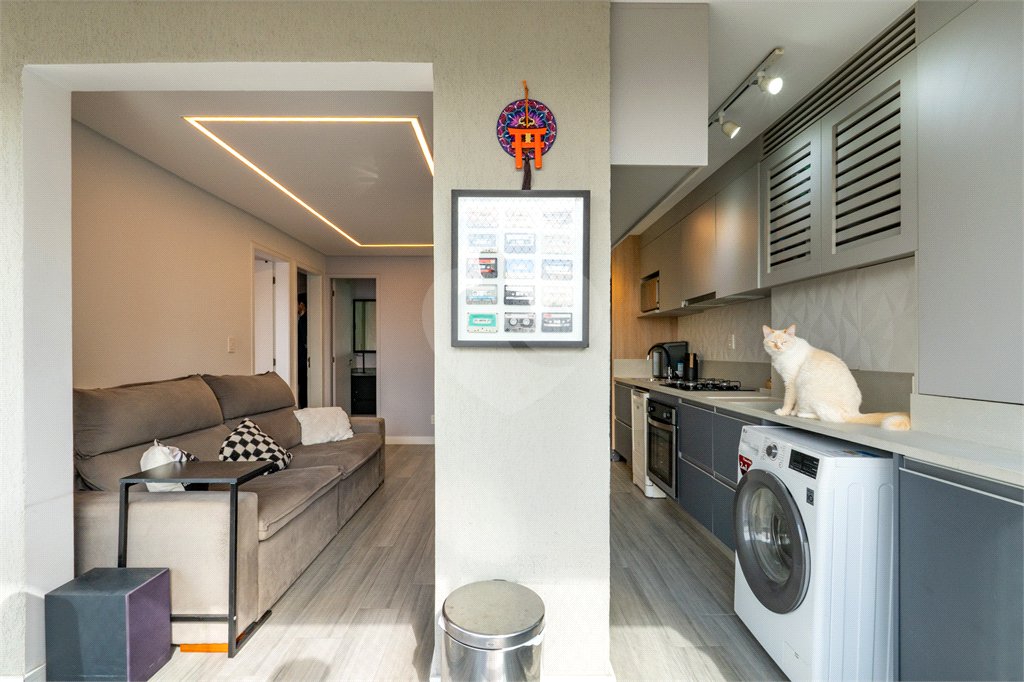 Apartamento a venda na Rua Gaspar Lourenço totalmente reformado - 2 quartos, varanda