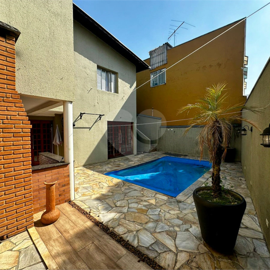 Casa com Piscina e Churrasqueira | 2 Suítes | Edícula | 3 Vagas | 275m²