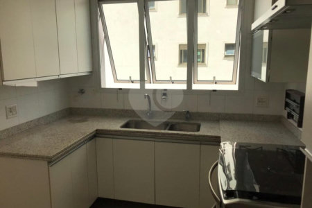 Apto 220 metros no Campo Belo. varanda, 5 vagas, 3 suítes. Visite