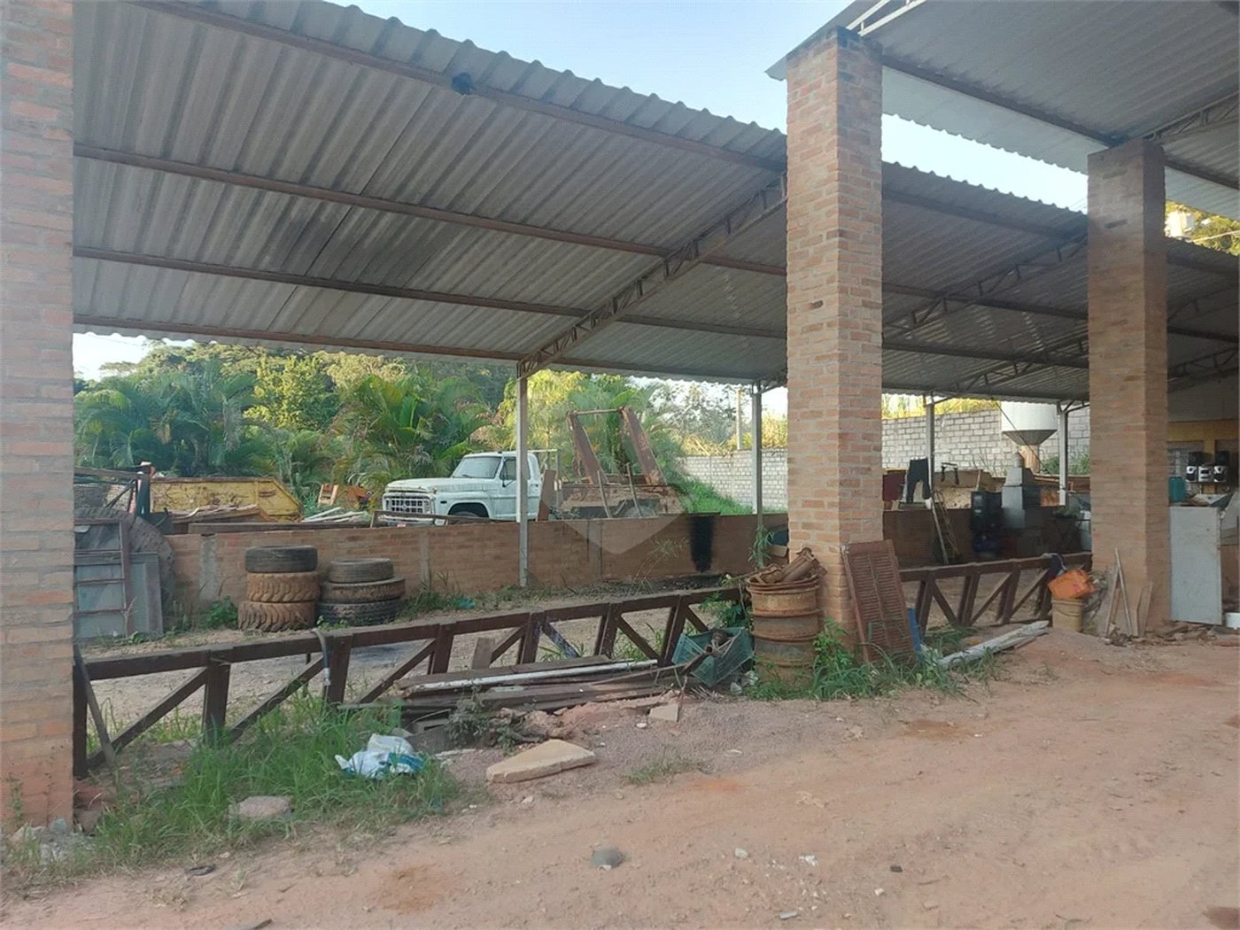 Locação de barracões para Armazenamento" área total de 6000mts - Bairro Abadia - Louveira SP