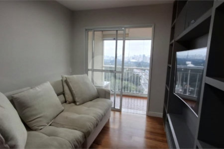 Apartamento com dois dormitórios sendo um climatizado, com duas vagas de garagem.