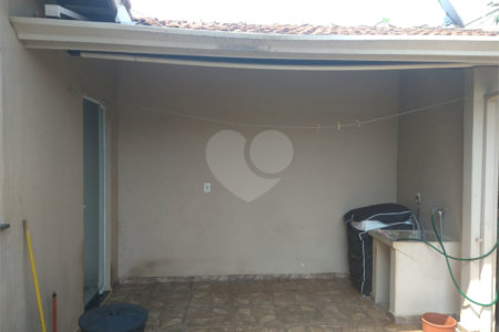 Casa Térrea com 2 dormitórios.