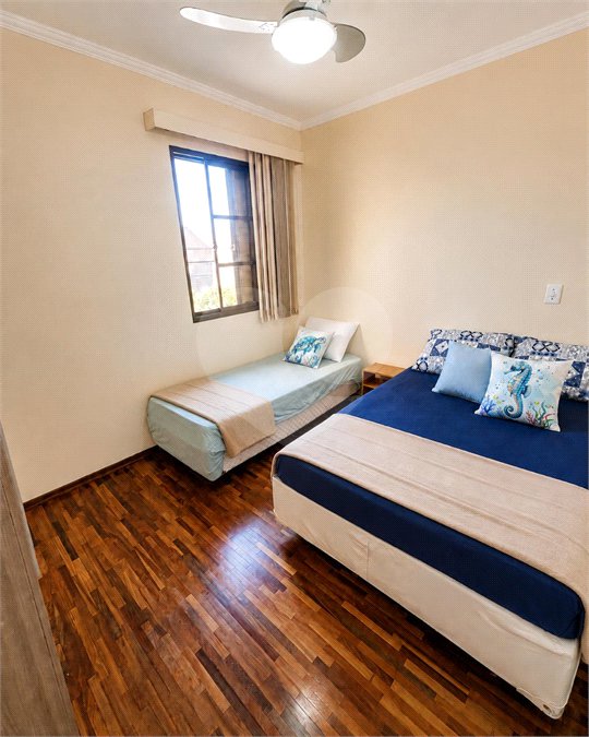 Apartamento á venda no centro com dois dormitórios e sacada.