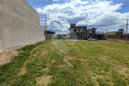 Lote à Venda em São Carlos, no Condomínio Villeneuve I