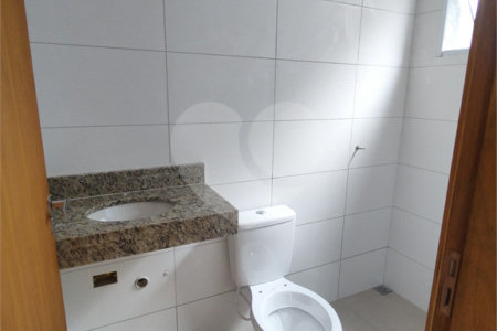 Casa térrea em Atibaia com 3 suítes, sala 2 ambientes, 2 vagas garagem, excelente localização, pronta para morar