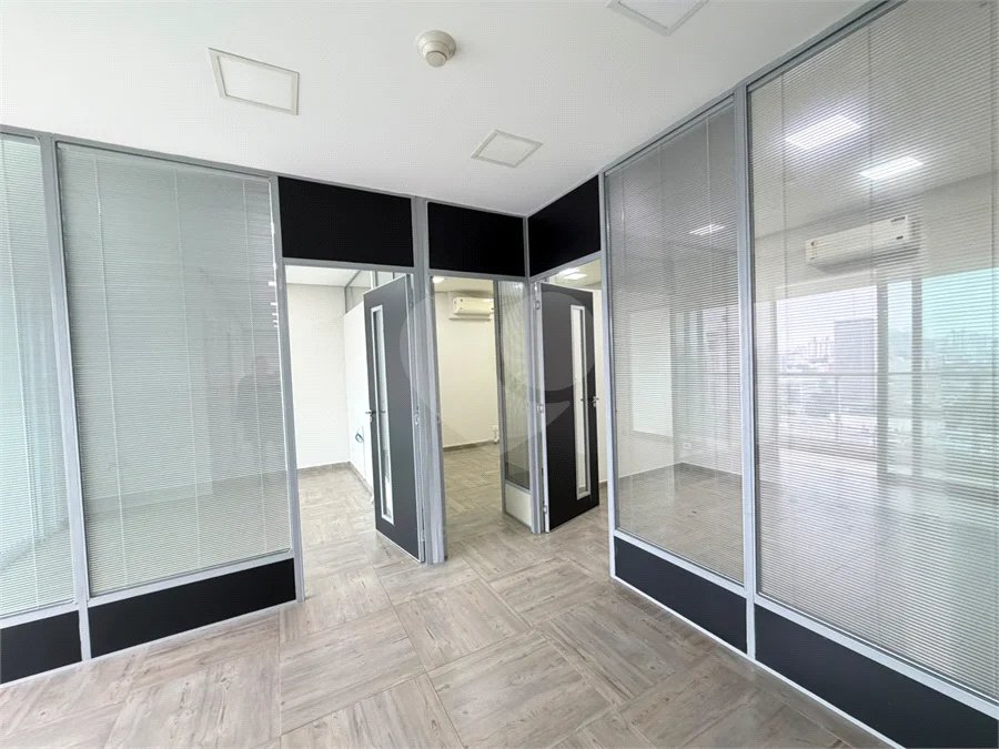 Sala para locação Domo Business 101 m - 2 vagas - Sala com divisórias, ar condicionado e banheiro.
