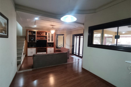 Sobrado espaçoso com 3 quartos,no Parque Fehr á Venda!