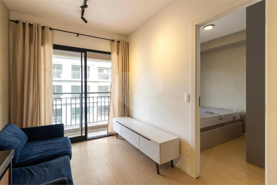 Apartamento a venda com 1 dormitório, sala com varanda e próximo ao metrô Vila Madalena.