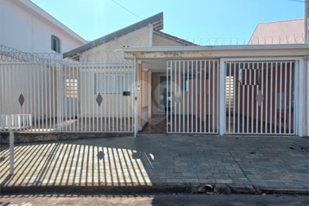 Casa térrea com 2 dormitórios.