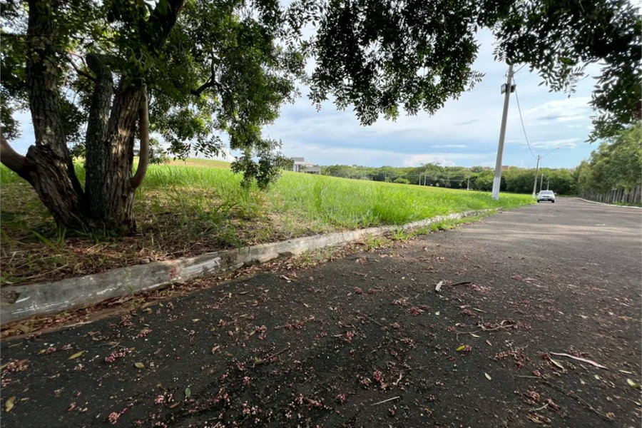 Terreno à venda em condomínio fechado na cidade de Piracicaba, no Condomínio Park Campestre II
