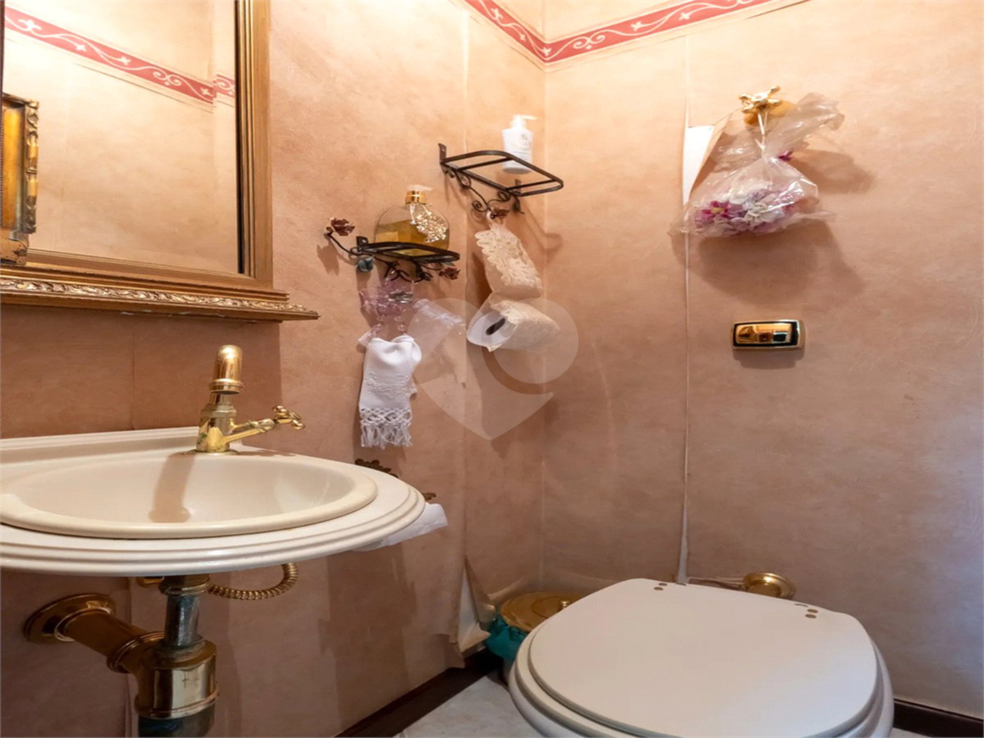 Casa a venda no Planalto Paulista, 2 suítes, 4 vagas, 230 m², quintal e localização privilegiada