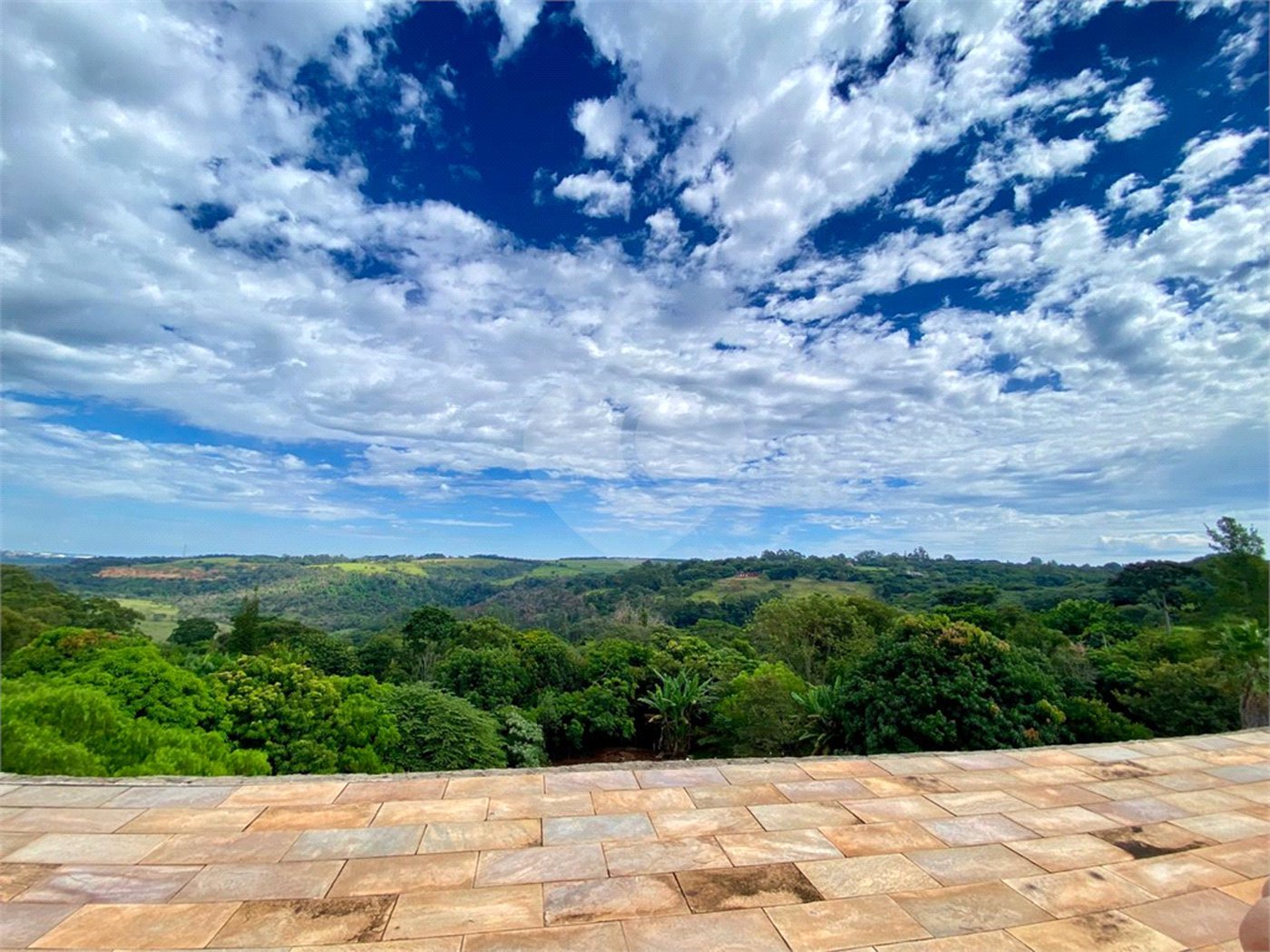 Chácara à venda no Condomínio Itaipu com chalé e vista privilegiada!