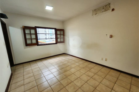 Casa Antiga, Charmosa e Muito Bem Localizada no Condomínio Faber Castell I á venda