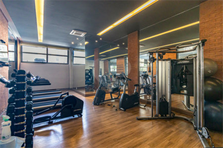 Itaim ! Studio ,muito bem localizado ! vaga de garagem !