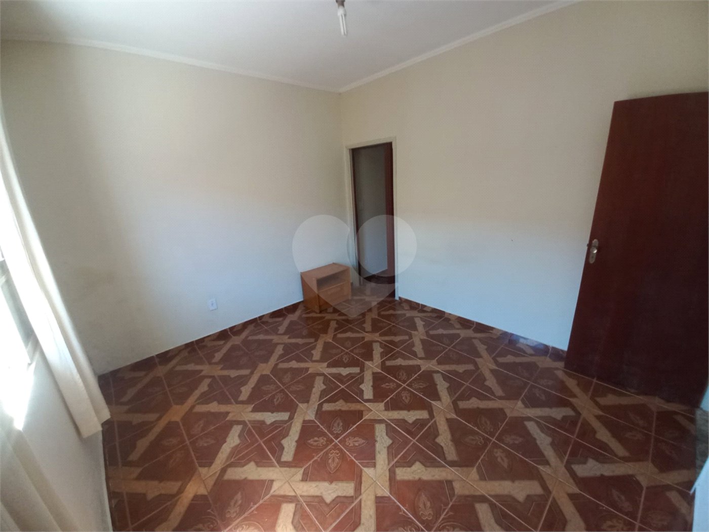 Casa térrea com 3 dormitórios, sendo 1 suíte.
