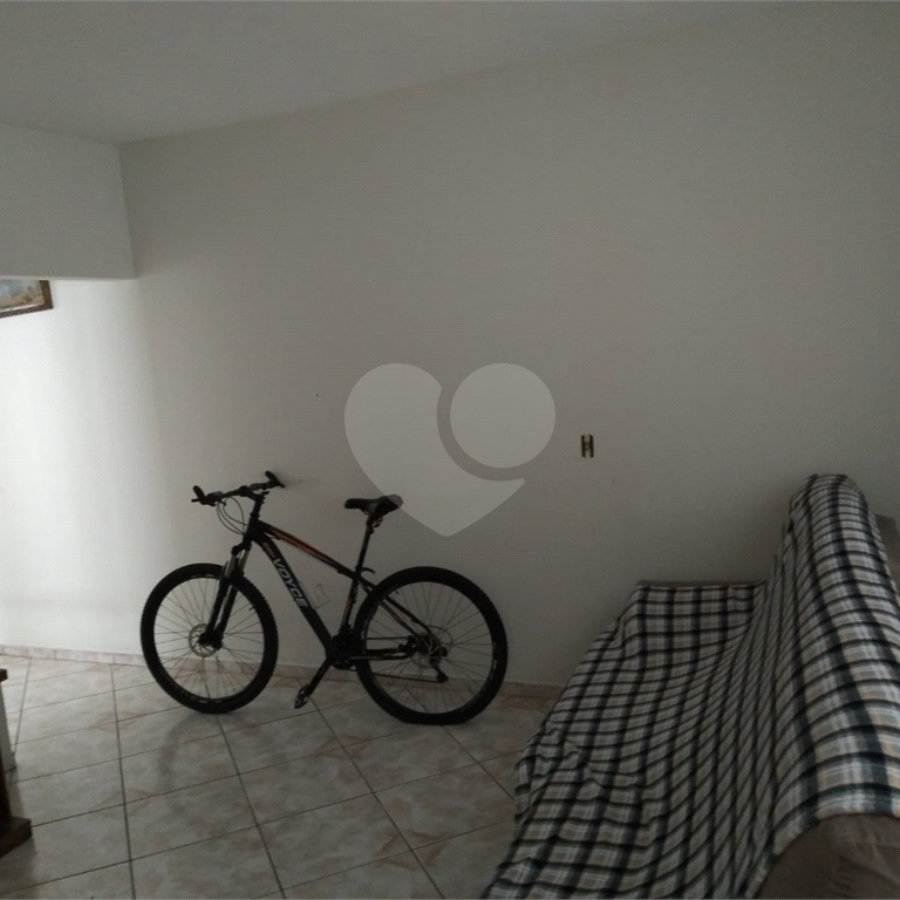 Casa térrea com 2 dormitórios, sendo 1 suíte.