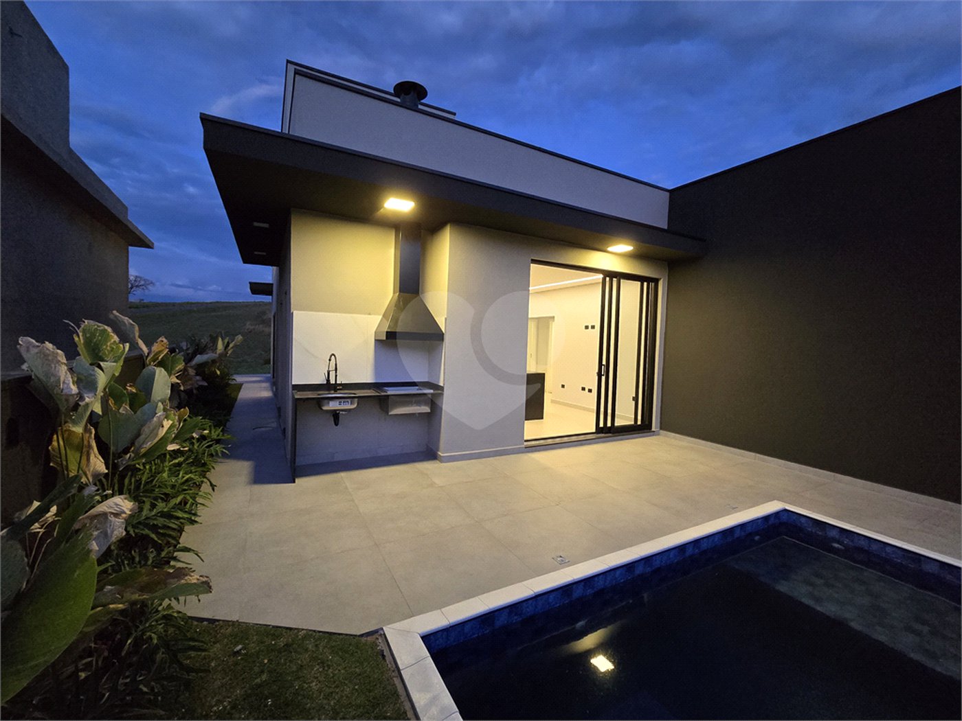 Maravilhosa Casa térrea em condomínio fechado no Portal Lamis, com 3 suítes, piscina privativa e persianas elétricas em excelente condomínio com salão de festas, piscina, quadras de tênis, beach tênis e campo de futebol. Vista cinematográfica da Pedra Grande.