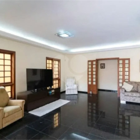 Casa com 3 dormitórios sendo 3 suítes com 03 vagas de garagem.