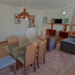 APARTAMENTO 2 QUARTOS (+1 REV.) MOBILIADO P/ALUGAR NO GUARUJÁ/PITANGUEIRAS 96m2 VISTA MAR