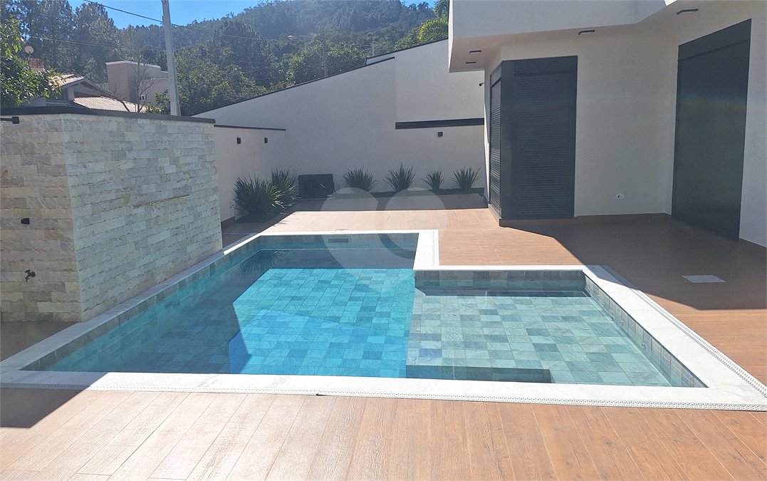Casa a venda com 04 suítes área gourmet e 6 vagas para autos em condominio fechado Atibaia