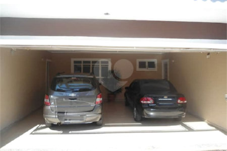 Casa Térrea com dormitórios, sendo 2 suítes.