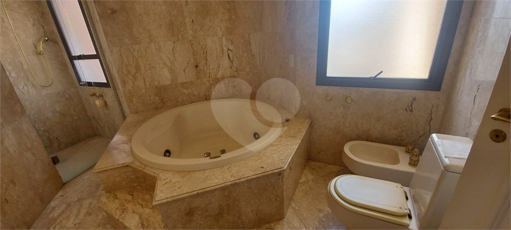 Apartamento à venda no Campo Belo de 245m² com 3 suítes e 3 vagas