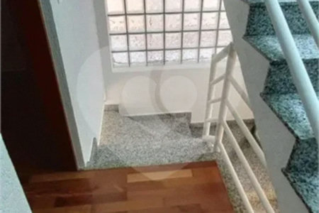 Casa á venda com 230m², 4 dorms, 2 suítes e 4 vagas na Vila Clementino. Estuda permuta.