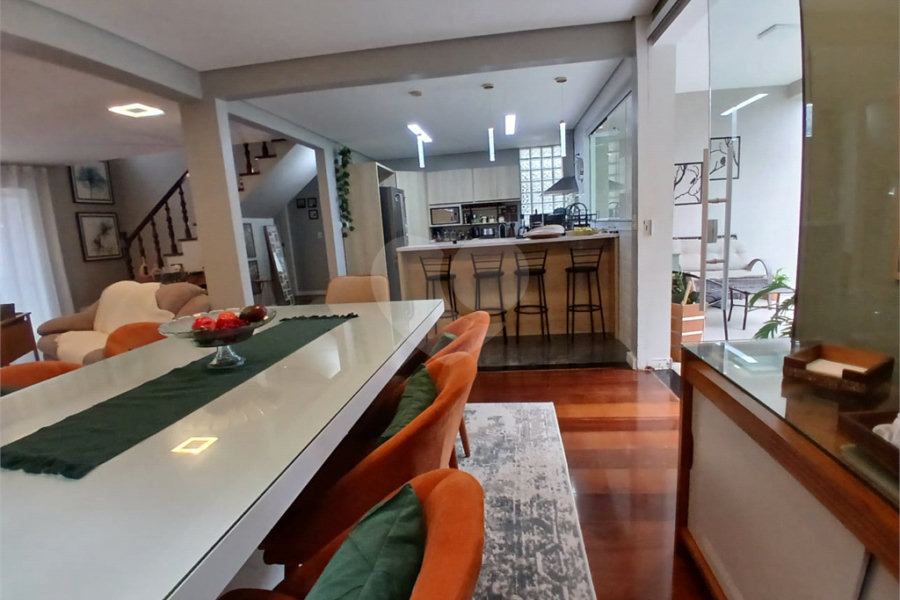 Oportunidade No Alto de Pinheiros Ótimo Sobrado com 352m² de A.C, frente para uma bela Praça.