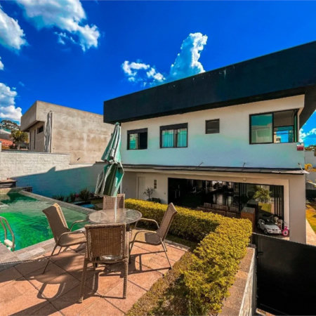 Casa à venda com 4 quartos, sendo 3 suítes, no condomínio Vintage, Cotia - SP