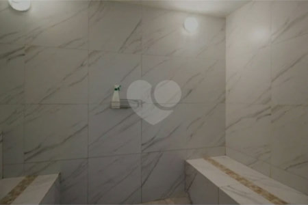 Apartamento com dois dormitórios sendo um climatizado, com duas vagas de garagem.