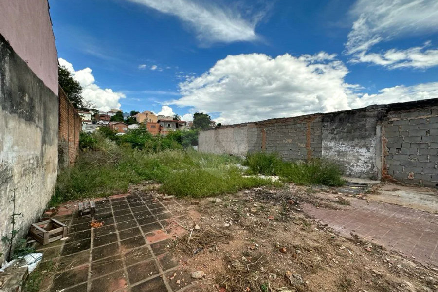 Terreno residencial com vocação comercial à venda no bairro Jaraguá. - 300 m² - 10x30 + acesso a área verde (50 m²)