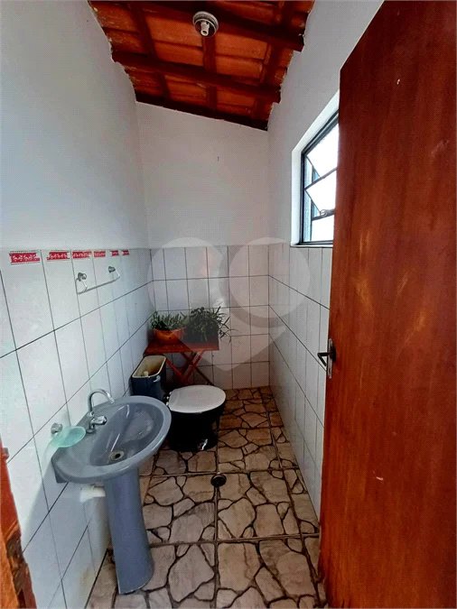 Casa à venda em Atibaia com 5 dormitórios (1 suíte), piscina e área gourmet, 2 vagas garagem, avalia permuta e financiamento