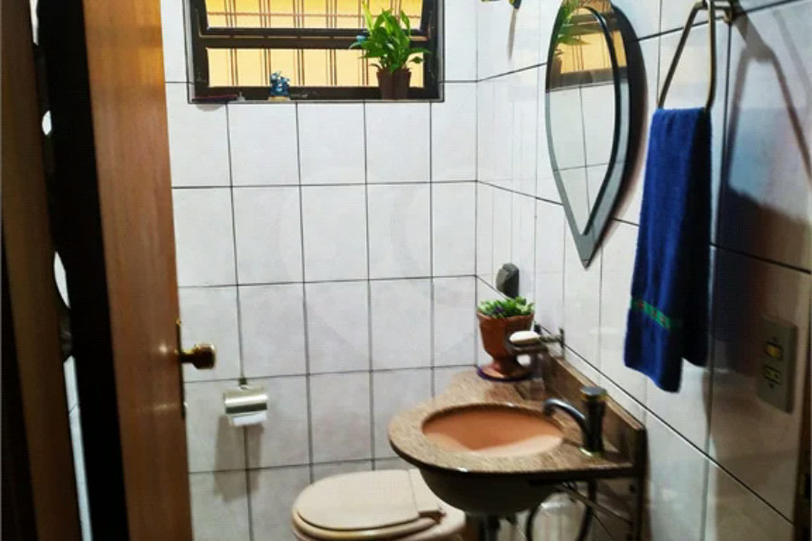 Linda Casa com 04 Dorm 01 Suíte 04 Vagas na Vila Santa Catarina para Venda.