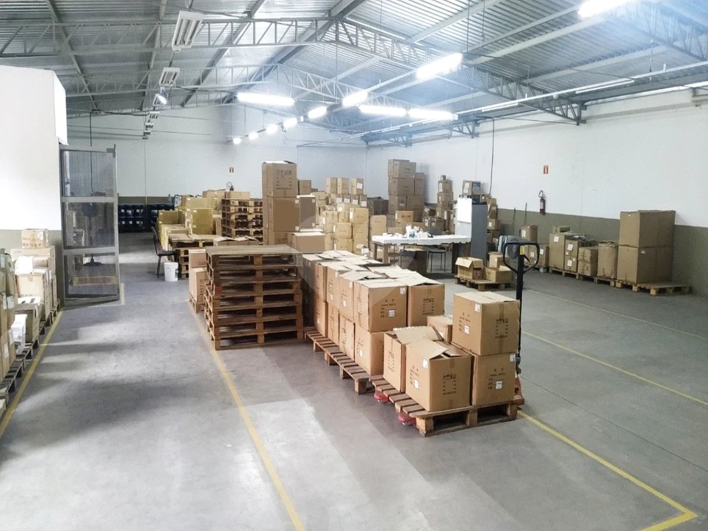 Galpão com 1155m² , 6 banheiros , sendo 2 vestiários , atualmente com 13 vagas , podendo chegar a 17 , à venda na Vila Principe de Gales em Santo André.