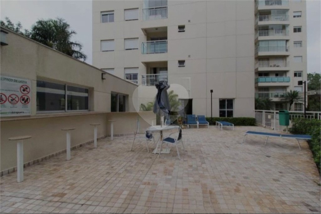 Apartamento com dois dormitórios sendo um climatizado, com duas vagas de garagem.