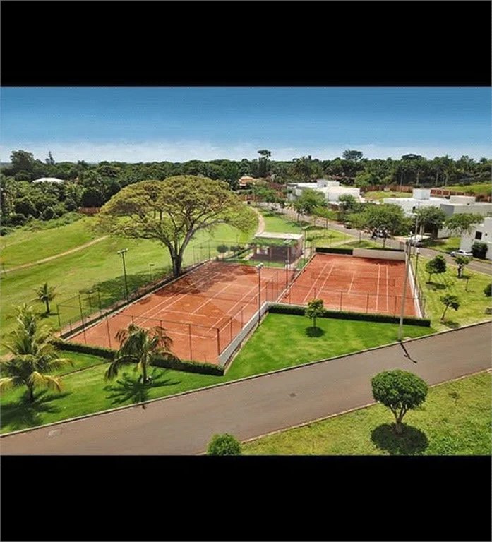 Estância dos Ipês , terreno plano , bem localizado e murado dos lados e fundos