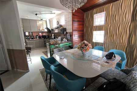 Casa à Venda no Santa Marta com 3 Suítes e Piscina