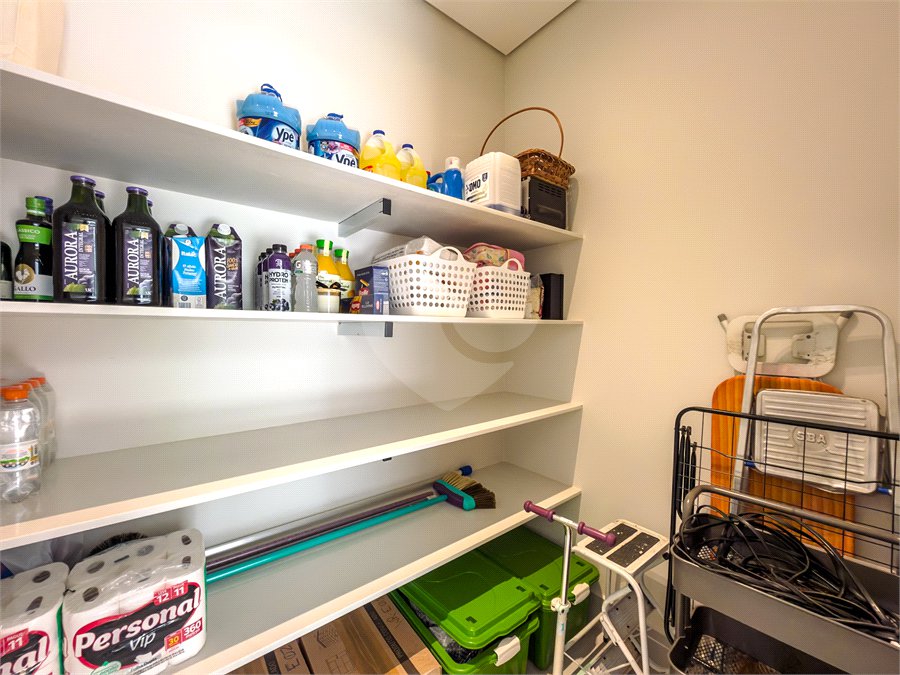 Indaiatuba - Quintas da Terracota - 1252 m² de terreno - casa térrea com 514 m² de área construída -3 vagas de garagem cobertas e 3 descobertas Lavabo - Sala de estar e jantar amplas e integradas - Escritório privativo - Cozinha toda equipada com geladeira, forno, micro-ondas, lava-louças,