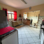 Casa térrea com piscina e 3 quartos.