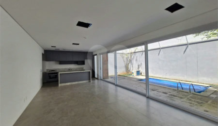 Casa à venda ou para alugar com 3 suítes no condomínio Jardim Flora, São Paulo - SP