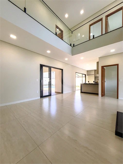 Indaiatuba - Condomínio Milano - Sobrado - 350 m² de terreno - 240 m² de área construída - 4 vagas de garagem, sendo 2 cobertas - Salas de estar e jantar integradas - 3 suítes com closet e varanda no pavimento superior - Escritório no térreo - Espaço gourmet com churrasqueira - Banheiro externo