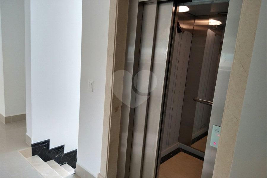 Condomínio de casas de alto padrão em estilo Neoclássico Francês